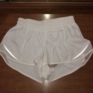 Lululemon hotty hot low rise shorts 2.5”